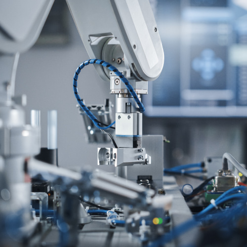 Ein Roboterarm in einer automatisierten Anlage